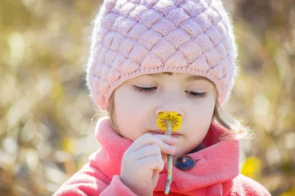 春黄色の女の子は最初花します。選択と集中. — ストック写真