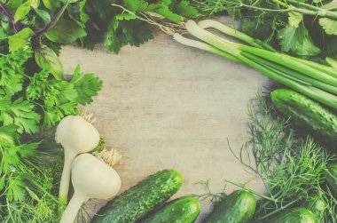 ahşap bir zemin üzerine yeşil sebze. Seçici odak.