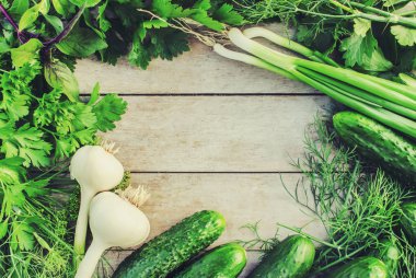 ahşap bir zemin üzerine yeşil sebze. Seçici odak.