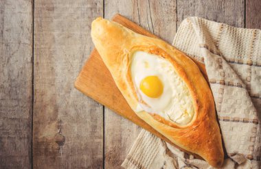 Acara khachapuri. Gürcü çanak. Seçici odak. 