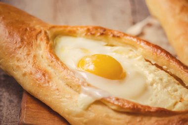 Acara khachapuri. Gürcü çanak. Seçici odak. 