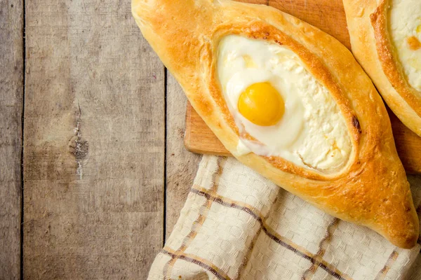 Adjara khachapuri. Prato georgiano. Foco seletivo . — Fotografia de Stock