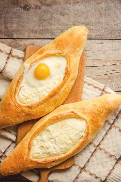 Adzjarien khachapuri. Georgiska skålen. Selektivt fokus. — Stockfoto