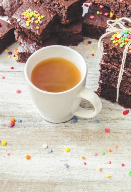 Çikolatalı kek çay için. Seçici odak.