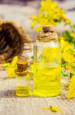 St. John otlu otları. Homeopati. Seçici odak.