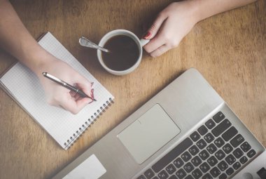 Bilgisayar, yazma, plan, kahvaltıda kahve fincan. Seçici odak.