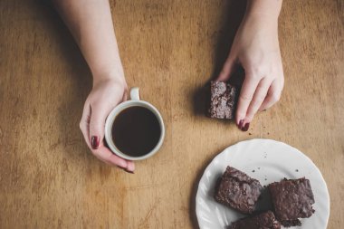 Bir fincan kahve kahvaltı onun elinde. Seçici odak. 