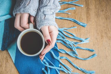 Bir fincan kahve kahvaltı onun elinde. Seçici odak. 