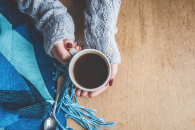 Bir fincan kahve kahvaltı onun elinde. Seçici odak. 