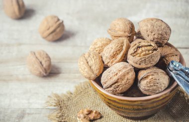 Ceviz ahşap arka plan üzerinde. Seçici odak. 