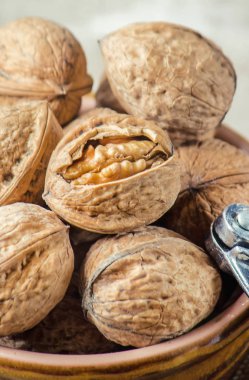 Ceviz ahşap arka plan üzerinde. Seçici odak. 