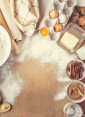 Pasta, kek, kendi elleriyle yemek. Seçici odak. 