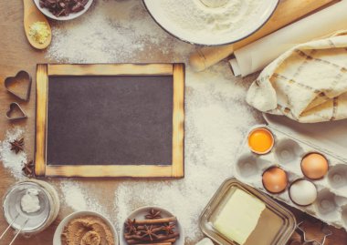 Pasta, kek, kendi elleriyle yemek. Seçici odak. 