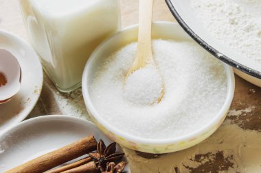 Pasta, kek, kendi elleriyle yemek. Seçici odak. 