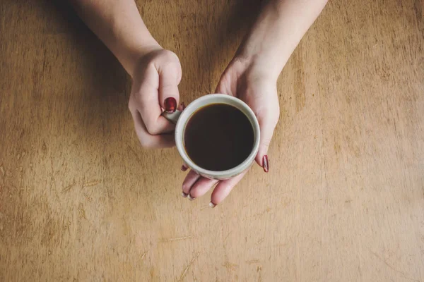 Uma chávena de café para o pequeno-almoço nas mãos. Foco seletivo . — Fotografia de Stock
