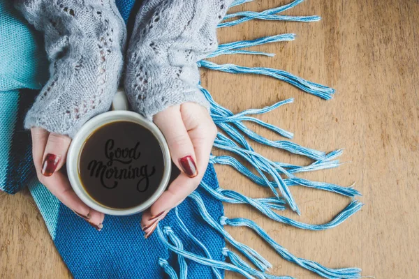 Kopje koffie bij het ontbijt in zijn handen. Selectieve aandacht. — Stockfoto