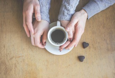 Aşıkların elinde Kahvaltıda kahve.