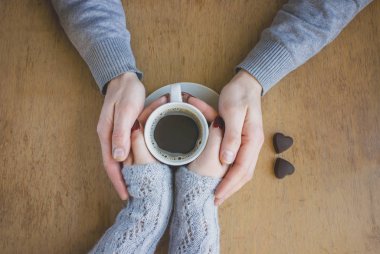 Aşıkların elinde Kahvaltıda kahve.