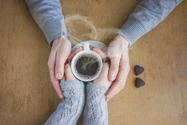 Aşıkların elinde Kahvaltıda kahve.