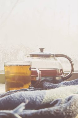 sıcak çay Kupası'nda pencere üzerinde. seçici odak. 