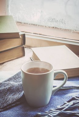 sıcak çay Kupası'nda pencere üzerinde. seçici odak. 