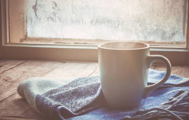 sıcak çay Kupası'nda pencere üzerinde. seçici odak. 