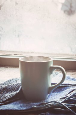 sıcak çay Kupası'nda pencere üzerinde. seçici odak. 