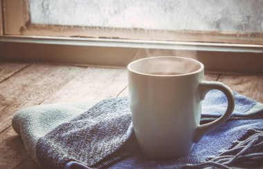 sıcak çay Kupası'nda pencere üzerinde. seçici odak. 