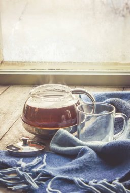 sıcak çay Kupası'nda pencere üzerinde. seçici odak. 