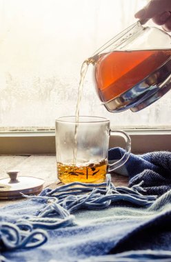 sıcak çay Kupası'nda pencere üzerinde. seçici odak. 