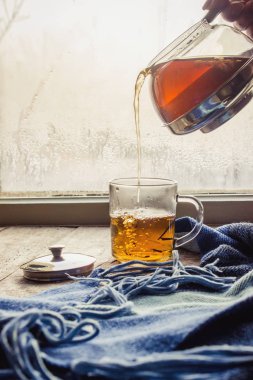 sıcak çay Kupası'nda pencere üzerinde. seçici odak. 