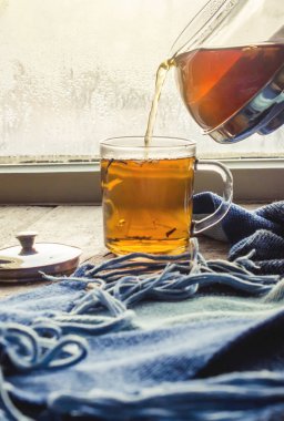 sıcak çay Kupası'nda pencere üzerinde. seçici odak. 