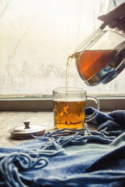 sıcak çay Kupası'nda pencere üzerinde. seçici odak. 