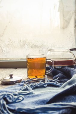 sıcak çay Kupası'nda pencere üzerinde. seçici odak. 