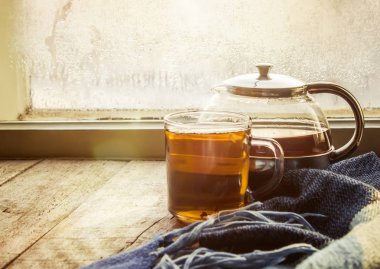 sıcak çay Kupası'nda pencere üzerinde. seçici odak. 