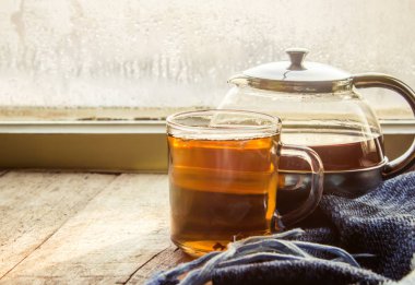 sıcak çay Kupası'nda pencere üzerinde. seçici odak. 