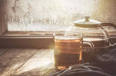 sıcak çay Kupası'nda pencere üzerinde. seçici odak. 