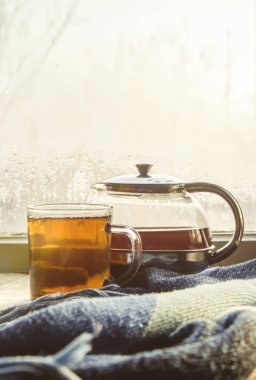 sıcak çay Kupası'nda pencere üzerinde. seçici odak. 