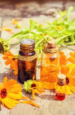 Calendula tentür küçük bir şişe içinde. Seçici odak. 