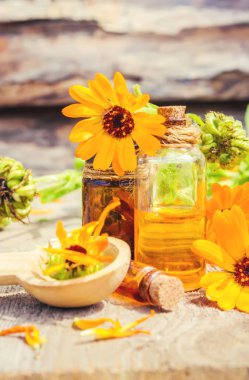 Calendula tentür küçük bir şişe içinde. Seçici odak. 