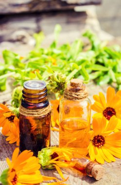 Calendula tentür küçük bir şişe içinde. Seçici odak. 