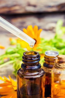 Calendula tentür küçük bir şişe içinde. Seçici odak. 