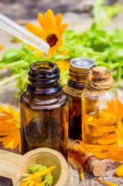 Calendula tentür küçük bir şişe içinde. Seçici odak. 