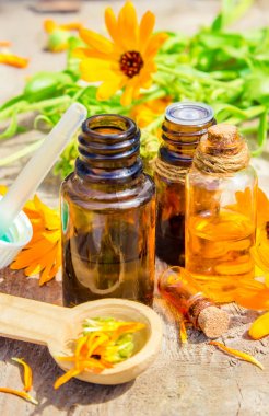 Calendula tentür küçük bir şişe içinde. Seçici odak. 