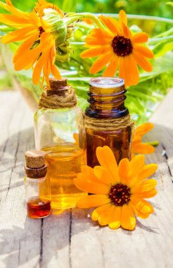 Calendula tentür küçük bir şişe içinde. Seçici odak. 