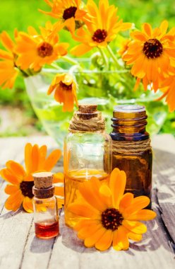 Calendula tentür küçük bir şişe içinde. Seçici odak. 