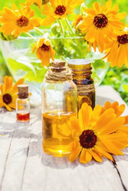 Calendula tentür küçük bir şişe içinde. Seçici odak. 