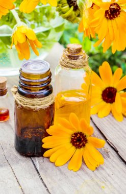 Calendula tentür küçük bir şişe içinde. Seçici odak. 