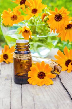 Calendula tentür küçük bir şişe içinde. Seçici odak. 