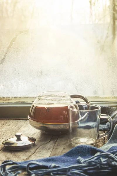 Hete thee op de vensterbank in de Cup. selectieve aandacht. — Stockfoto